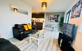 Lush Cardiff Bay Apartment With Secure Parking And Fast Wifi